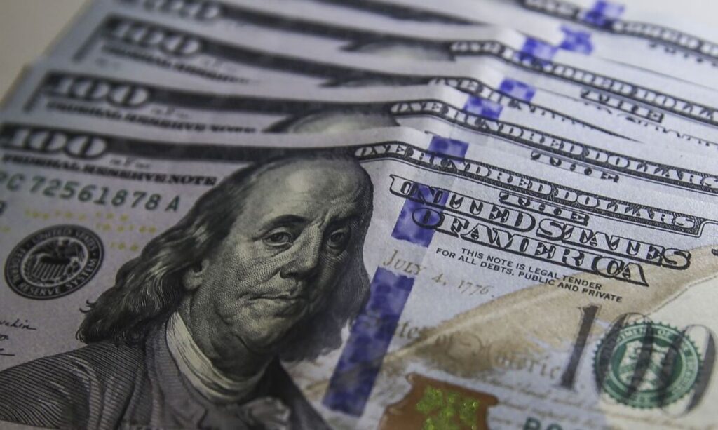 À espera do Fed, dólar fecha acima de R$ 5,00 pela 1ª vez desde outubro