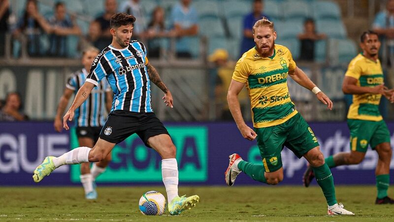 Cristaldo faz, e Grêmio bate Cuiabá em jogo marcado por choques de cabeça