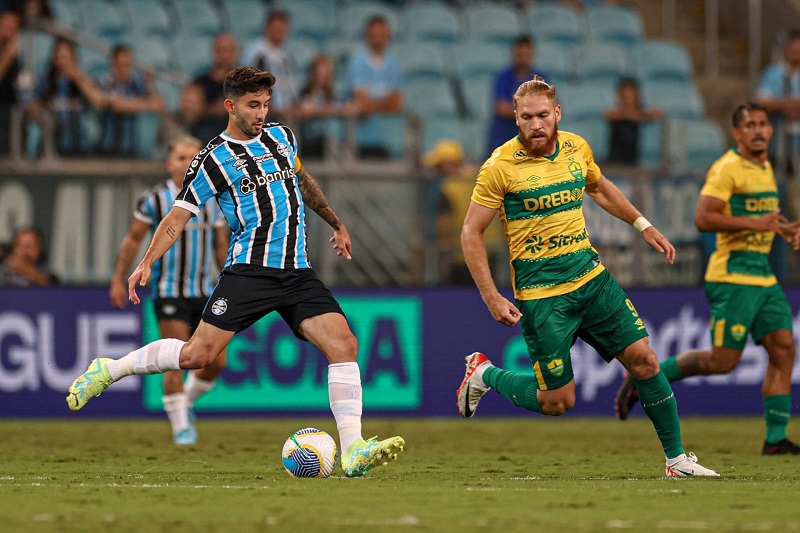 Cristaldo faz, e Grêmio bate Cuiabá em jogo marcado por choques de cabeça