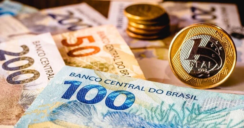 Rendimento médio real do trabalhador cresceu 4,7% em um ano, diz IBGE