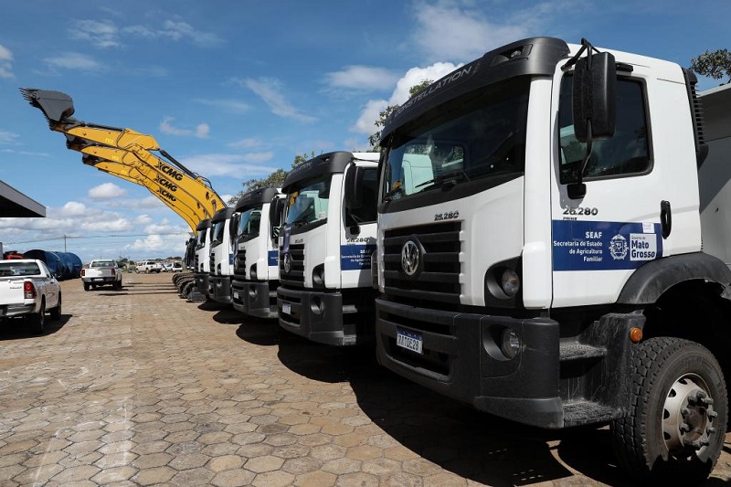 Governo de MT entrega 30 caminhões para transporte de produtos da agricultura familiar