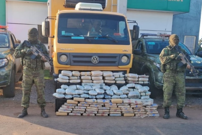 Apreendido pela PMMT caminhão da Prefeitura de Cáceres com Supermaconha