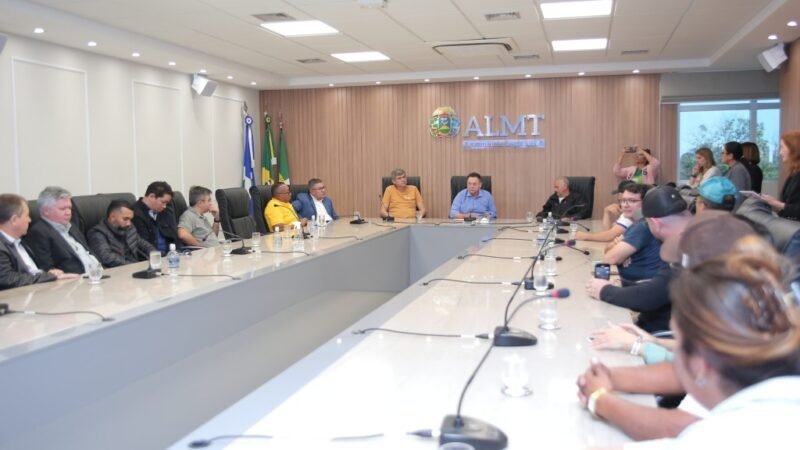 Assembleia participa de reunião emergencial para apoiar comerciantes do Shopping Popular