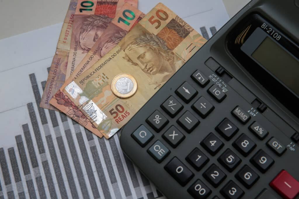 Economia brasileira cresce 0,3% em maio, impulsionada pelo consumo interno