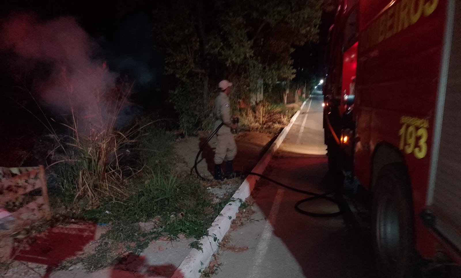 Bombeiros combatem incêndio em área de vegetação em Santo Antônio de Leverger