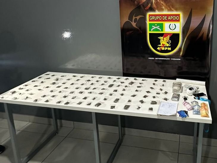 Homem é preso pela Polícia Militar com moto furtada e 100 porções de maconha