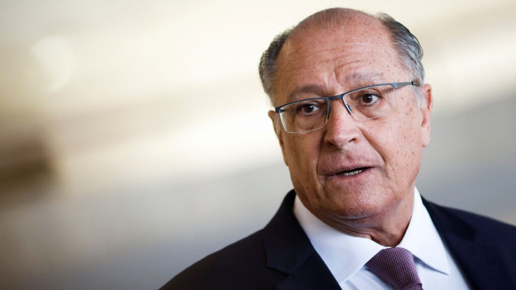 Alckmin diz que governo reduziu carga de imposto e cumprirá arcabouço