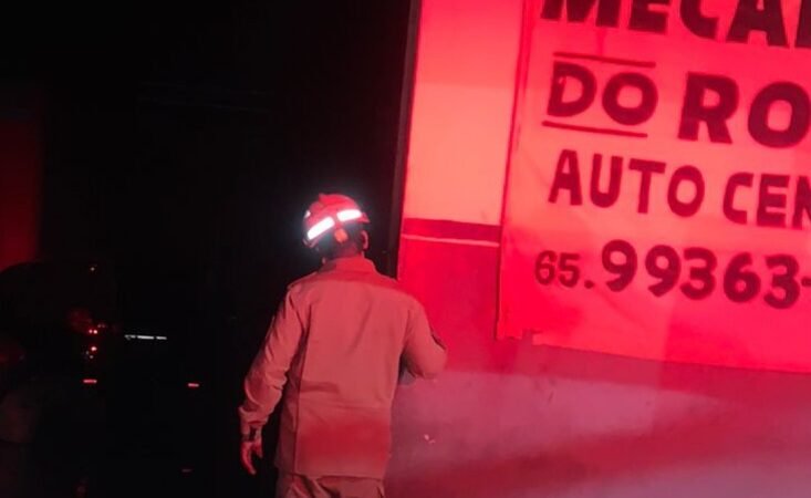 Corpo de Bombeiros combate incêndio em oficina mecânica em Santo Antônio de Leverger