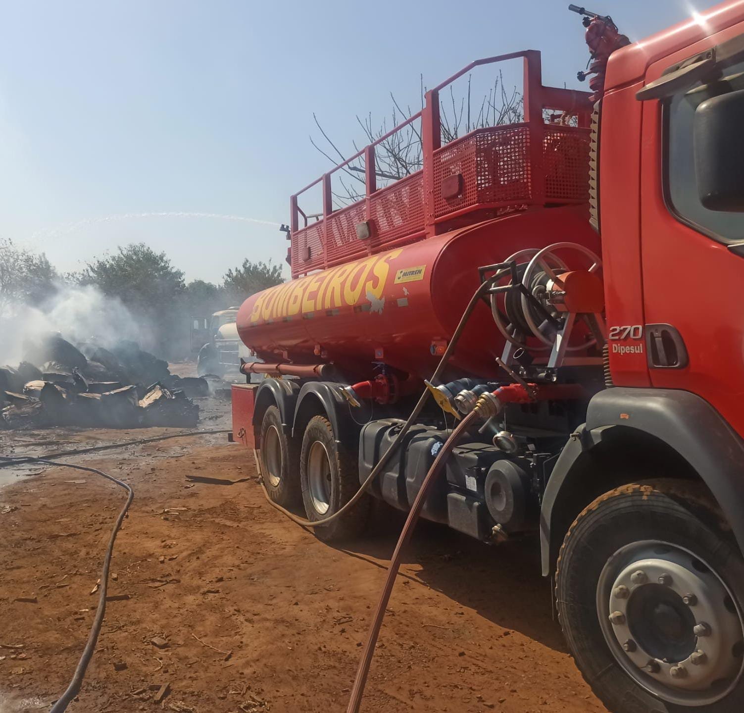 Bombeiros de MT extinguem incêndio em empresa de reciclagem