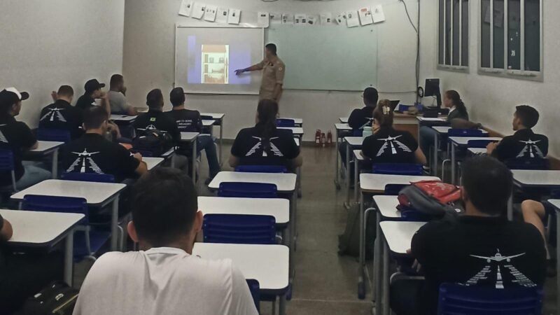 Corpo de Bombeiros ministra palestra sobre uso de extintores de incêndio e hidrantes para alunos do IFMT