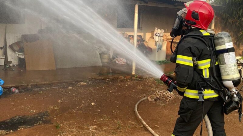 Bombeiros combatem incêndios que destruiu casa e área de vegetação de fazenda