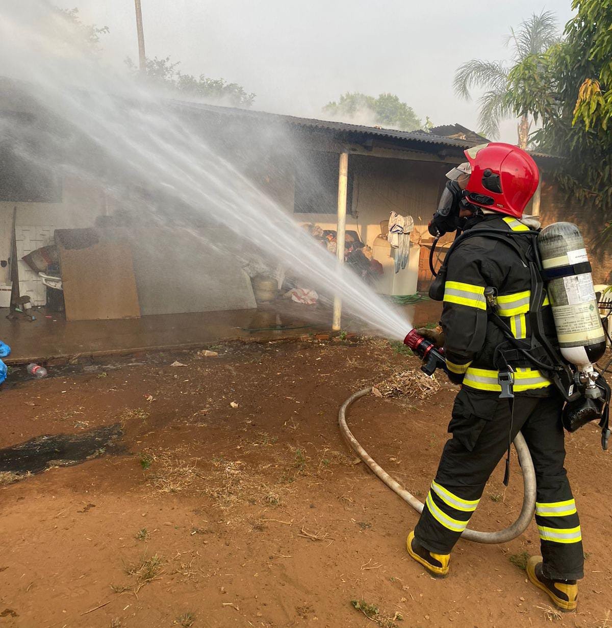 Bombeiros combatem incêndios que destruiu casa e área de vegetação de fazenda