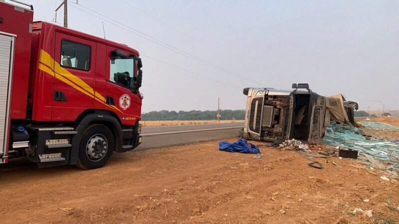 Bombeiros socorrem motorista que perdeu controle de carreta e tombou em rodovia