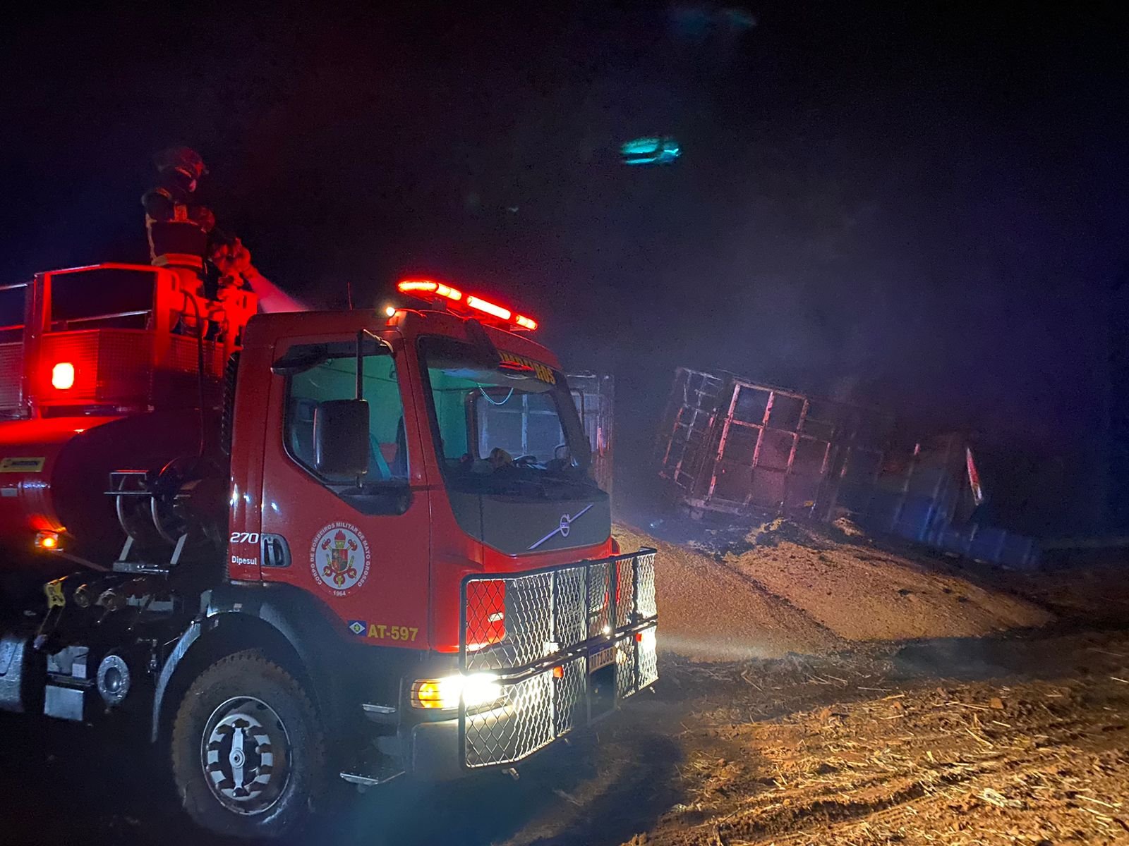 Bombeiros combatem incêndio em caminhão graneleiro que transportava milho