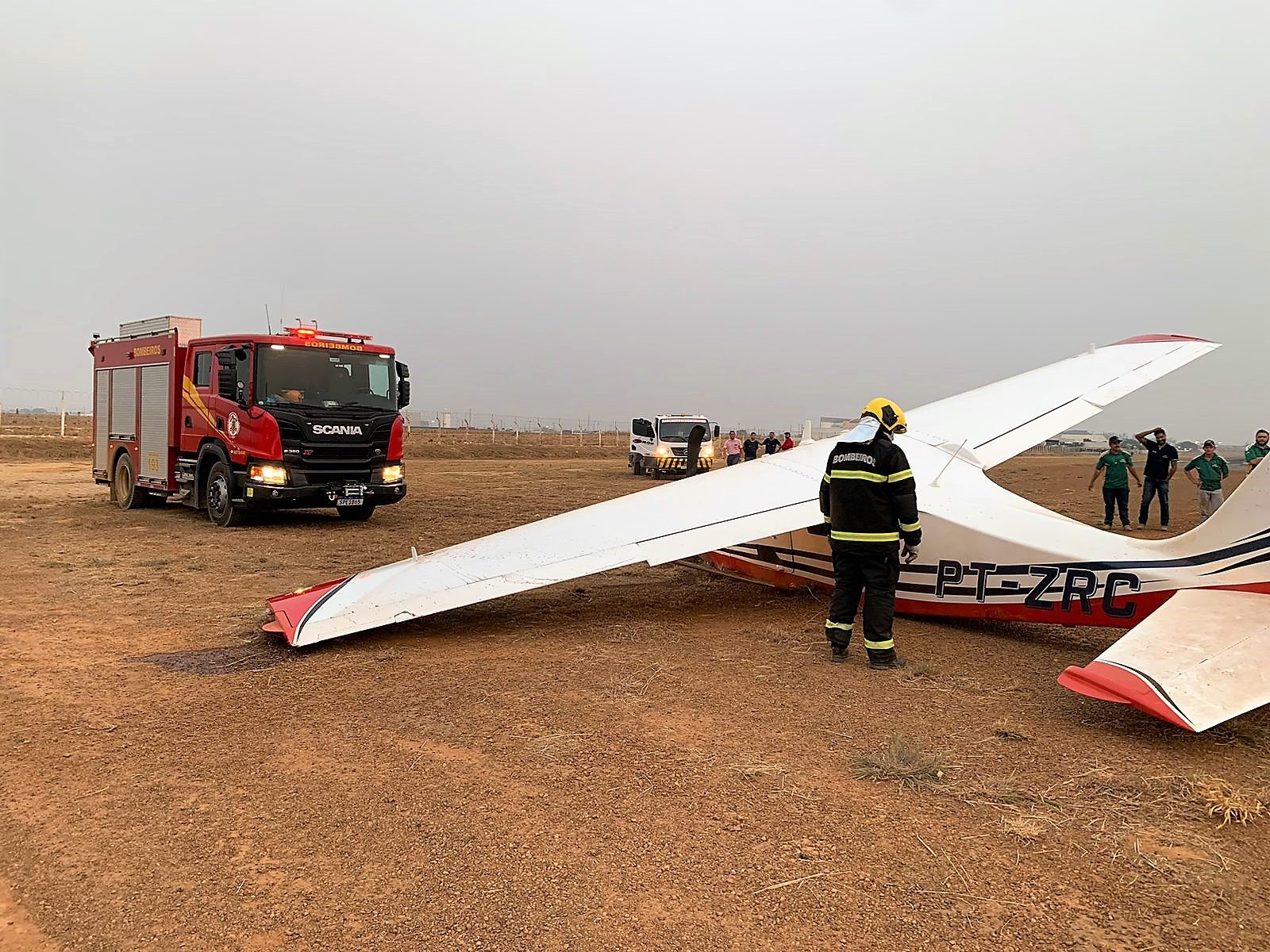 Corpo de Bombeiros socorre piloto após queda de aeronave em Primavera do Leste