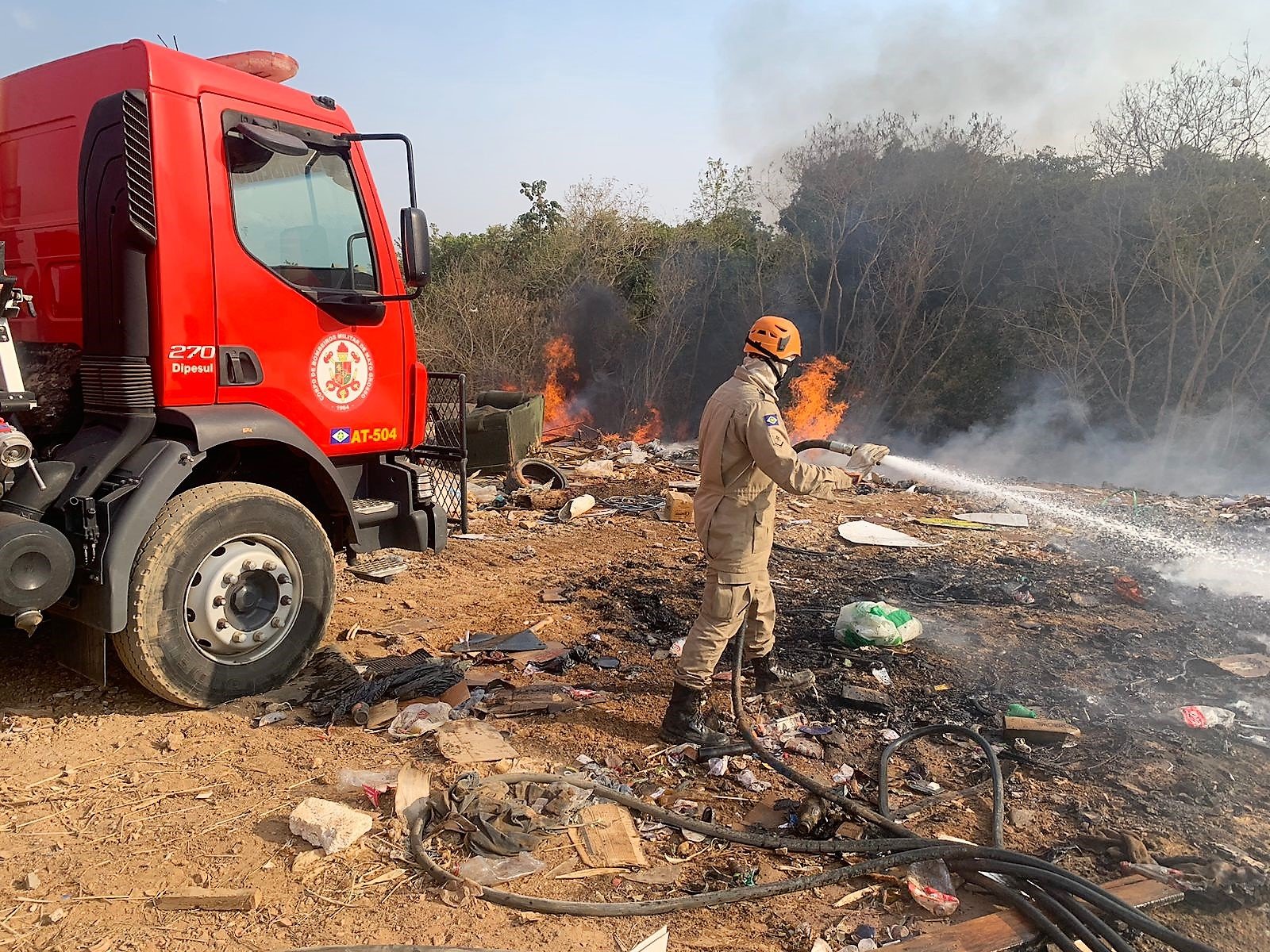 Corpo de Bombeiros Militar combate incêndio em lixão em Primavera do Leste