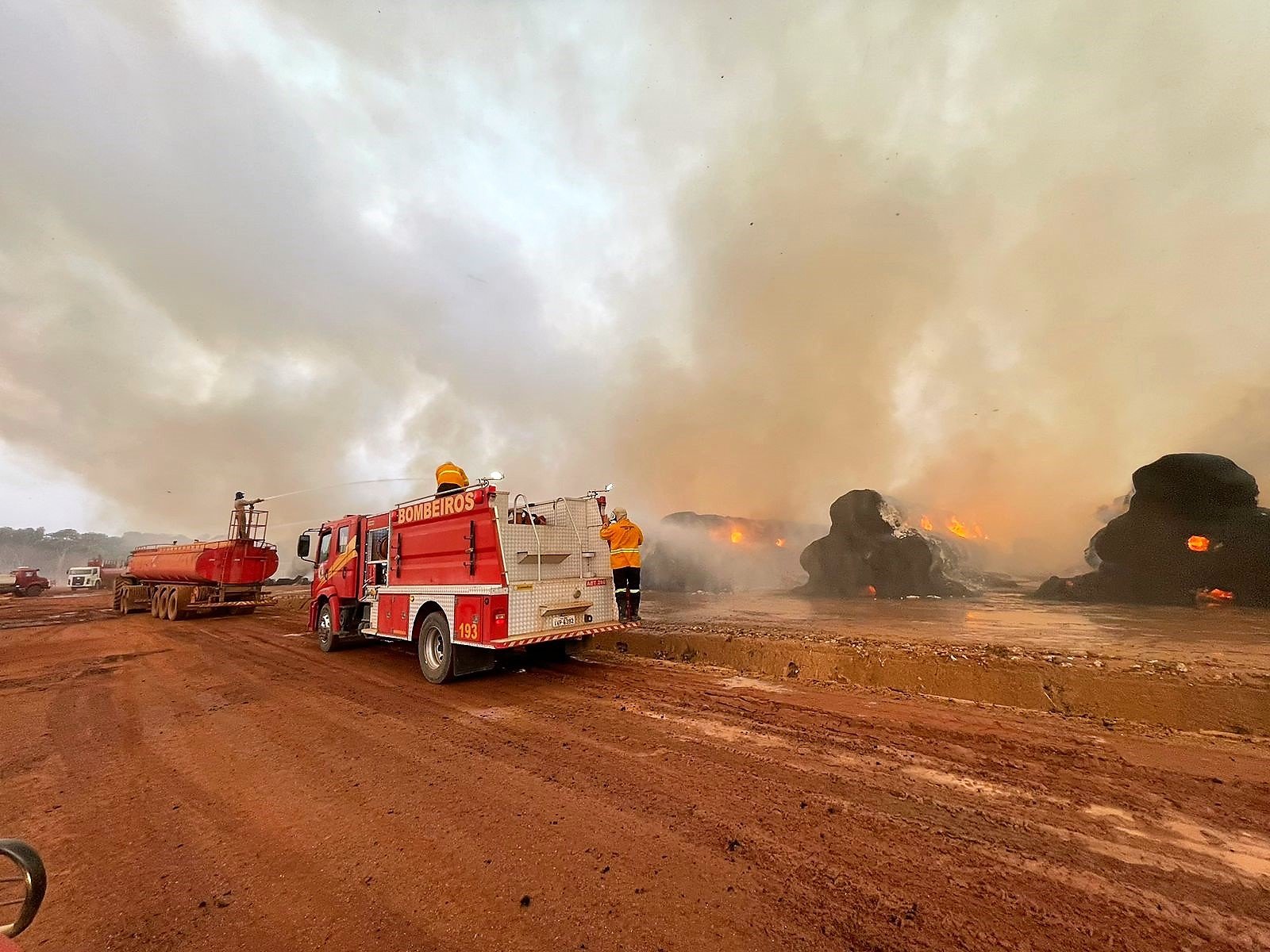 Bombeiros extinguem incêndio de grandes proporções em indústria algodoeira em Sinop