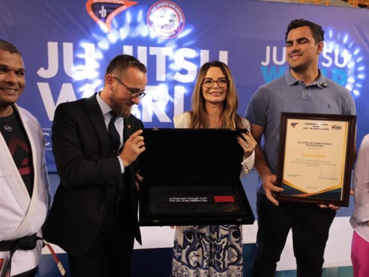 Na Grécia, primeira-dama de MT recebe faixa preta de Jiu-Jitsu e título de embaixadora mundial do esporte