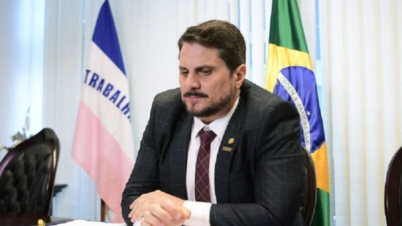 Senador renuncia e diz que Bolsonaro o coagiu a dar golpe