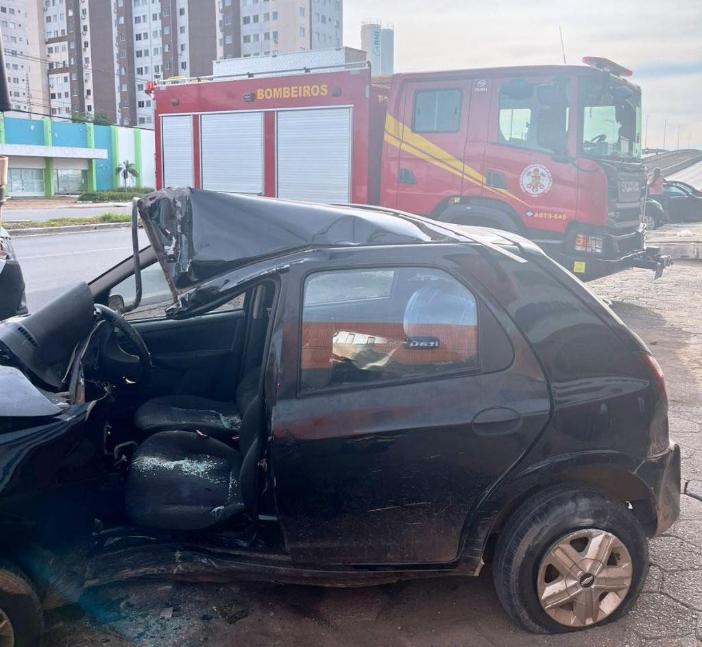 Bombeiros retiram vítima presa às ferragens de veículo após acidente em avenida da Capital