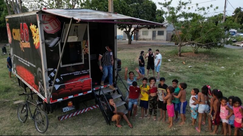 Projeto leva cinema itinerante a bairros de Várzea Grande durante as férias escolares