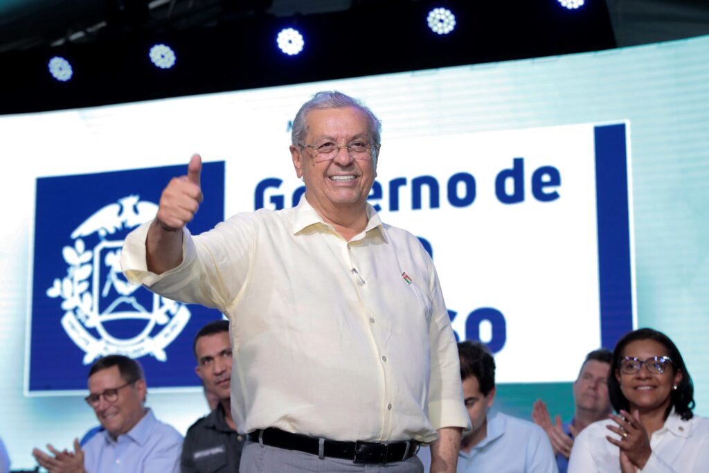 Senador Jaime Campos é campeão nas emendas Pix, diz A Globo