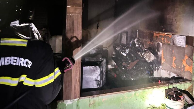 Bombeiros combatem princípio de incêndio em residência em Primavera do Leste