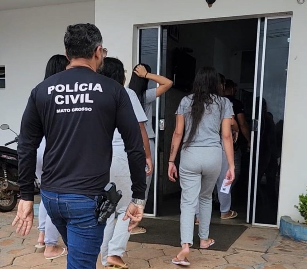 Polícias Civil e Penal prendem mulheres que tentavam entrar com drogas em presídio de Arenápolis