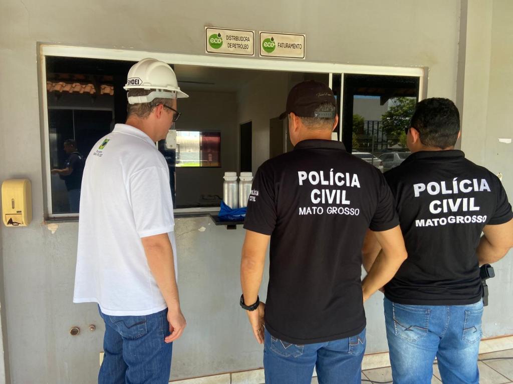 Polícia Civil e ANP fiscalizam distribuidora de combustível para apurar fraude na comercialização de diesel