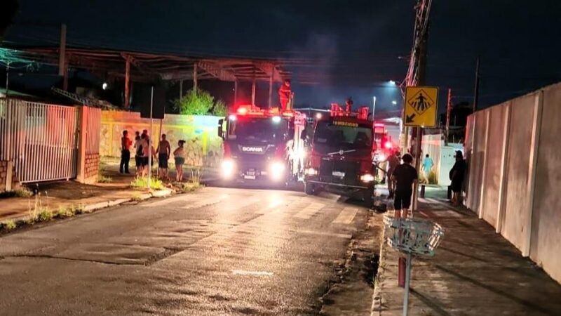 Corpo de Bombeiros combate incêndio em fábrica de espuma em Cuiabá